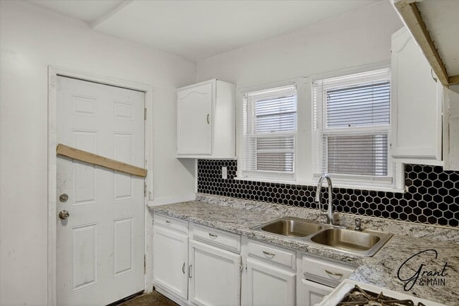 Building Photo - $1,420 - West Side 3 bedroom