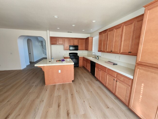 Building Photo - Beautiful 5 bed/4 bath home in Santa Nella!