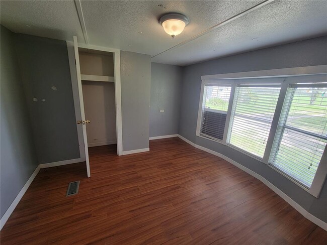 Building Photo - 40539 Enterprise Rd