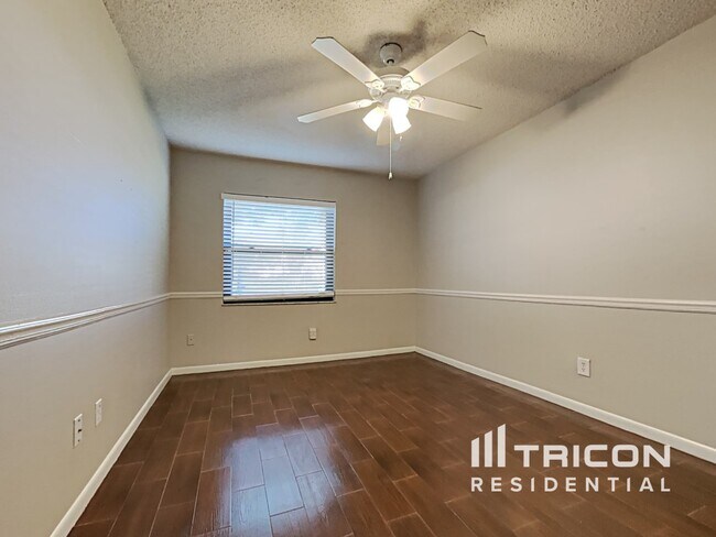 Building Photo - 38750 James Ct