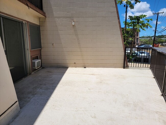Building Photo - Parking, Large Lanai, Desirable location (RRLLC)