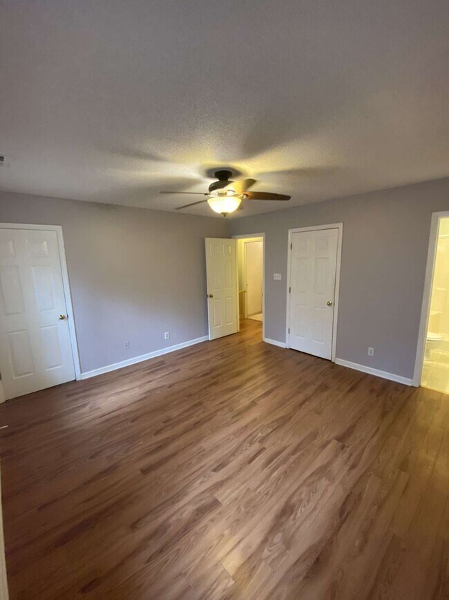 Building Photo - Charming 3 Bed Colonial in Woodcroft!