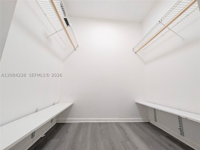 Building Photo - 310 Lakeview Dr