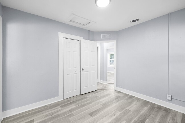 Building Photo - Large 4 bed/1.5 bath House & Section 8 Acc...