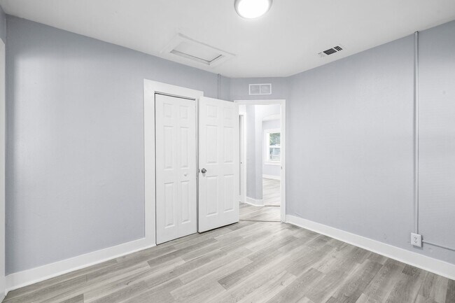 Building Photo - Large 4 bed/1.5 bath House & Section 8 Accepted , Drive by & Apply for just $25** Move in by Dece...