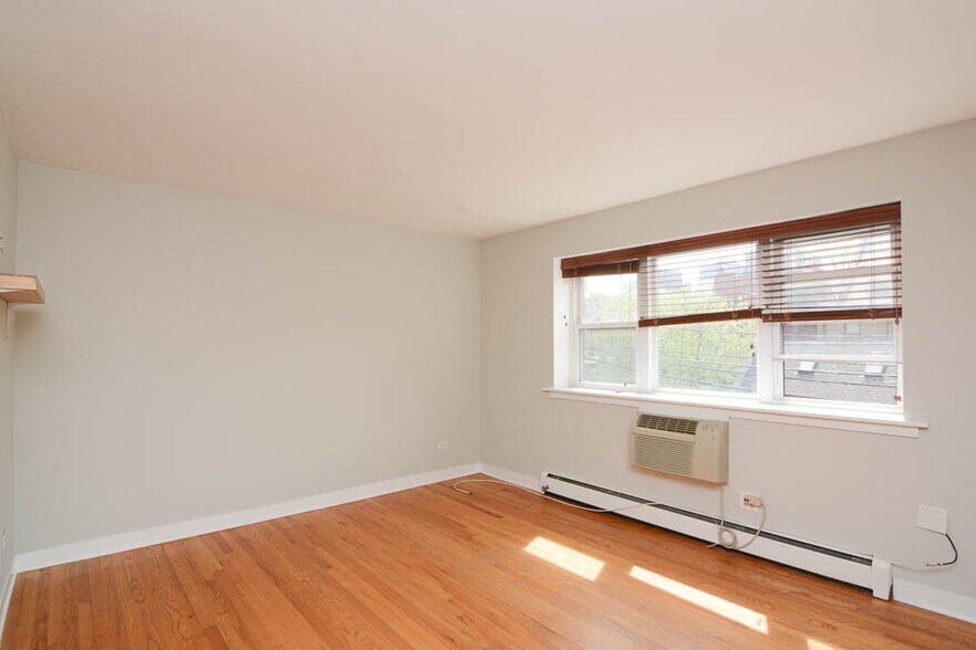 Building Photo - 628 W Wrightwood Ave