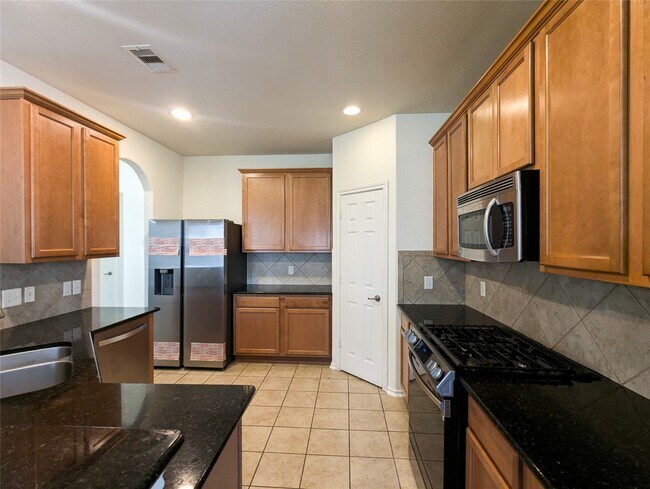 Building Photo - 6223 Summerfield Glade Ln