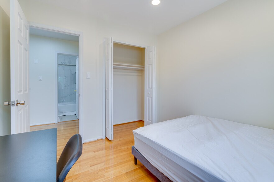 Room 1 - 13809 Newport Ln
