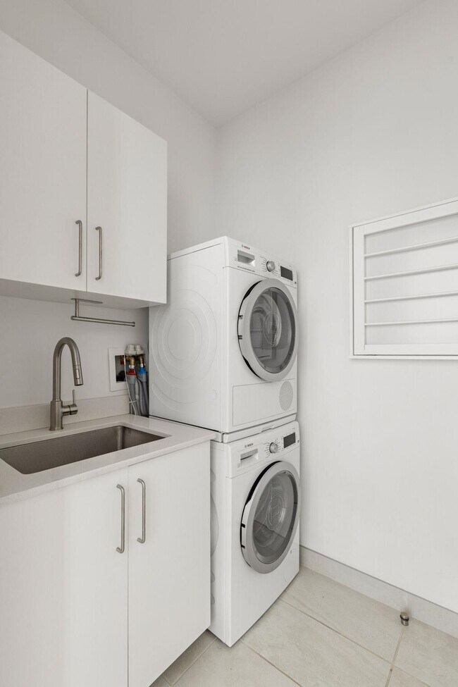 Building Photo - 720 Clinton St