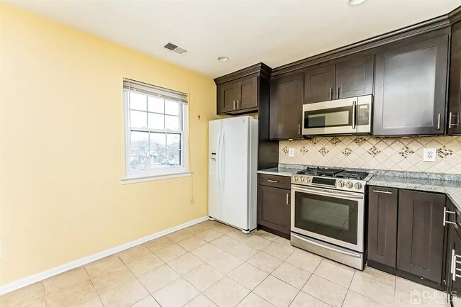 Kitchen - 208 Woodbridge Commons Way