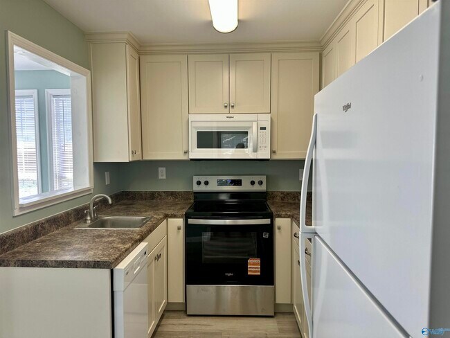 Building Photo - 3111 Hale Dr SW