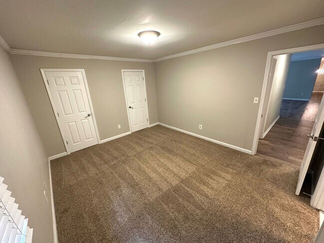 Building Photo - Spacious Condo in Prime Sandy Springs Location – Gated Community with Pool!