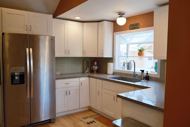 Building Photo - Charming 3bed/2 Bath Private Gated Main House with Vaulted Ceilings, Parking, and Laundry in the ...