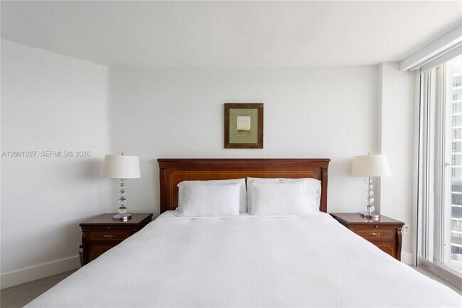 Building Photo - 16711 Collins Ave