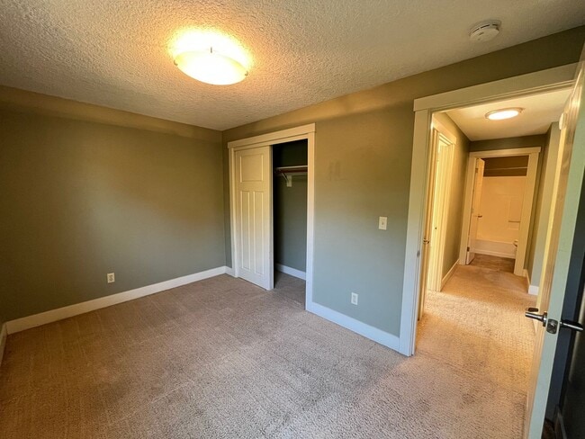 Building Photo - Lovely Private 2Bed + 1Bath Westmoreland Condo!! Secured Entry Building & Parking!