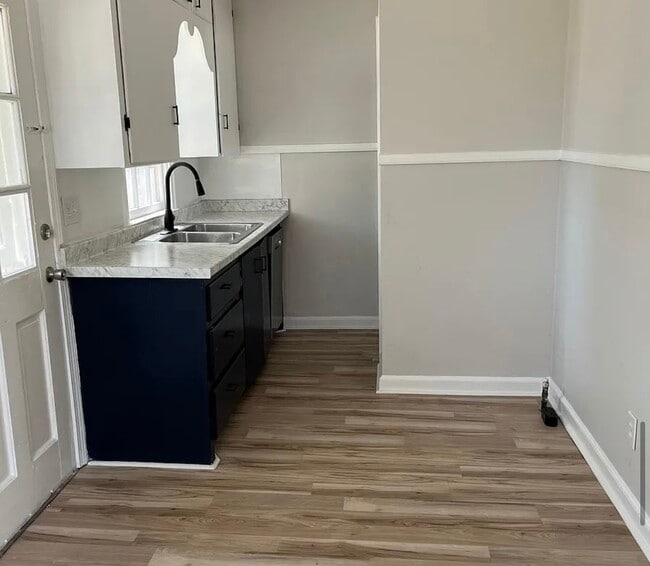 Building Photo - 2403 E Bayley St