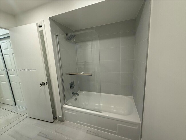 Building Photo - 210 Lakeview Dr