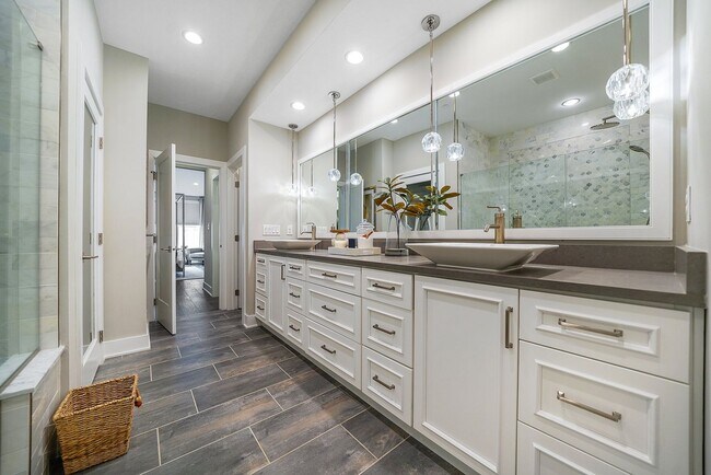 Building Photo - Luxury Fully Furnished 3 Bed 3.5 Bath Townhome in Darlington Ridge