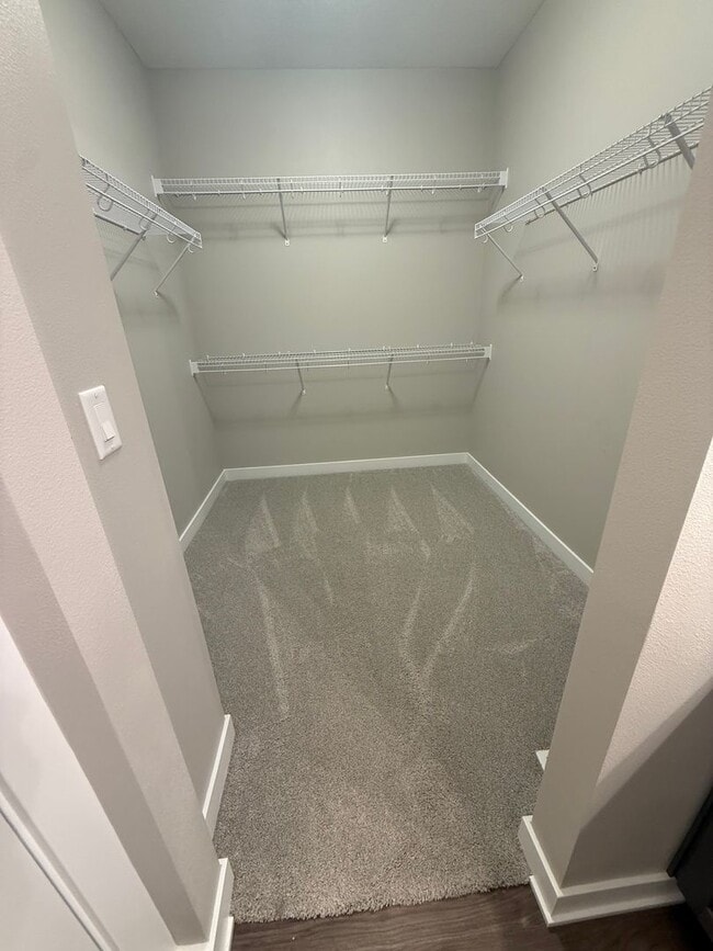 Building Photo - Spacious home in a desirable neighborhood