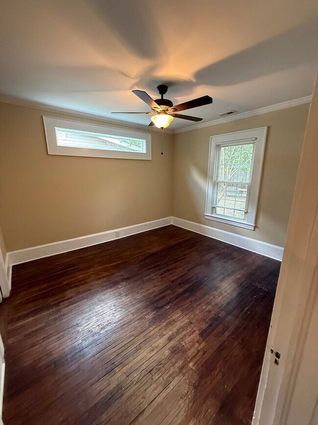 Building Photo - Bungalow in Charlotte with 2 bedrooms, 2 baths