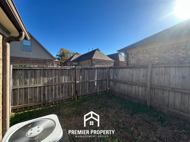 Building Photo - 6942 Lagrange Grove Dr