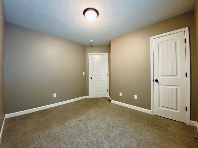 Building Photo - 938 S Mossy Rock Rd