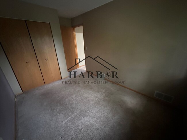 Building Photo - NW Rochester Townhome Available Now!