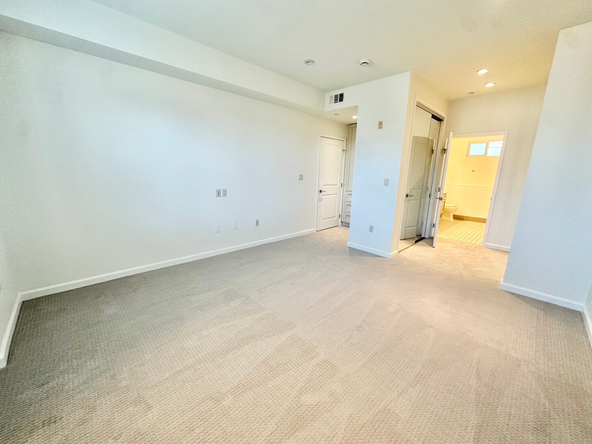 Building Photo - 1625 Granville Ave