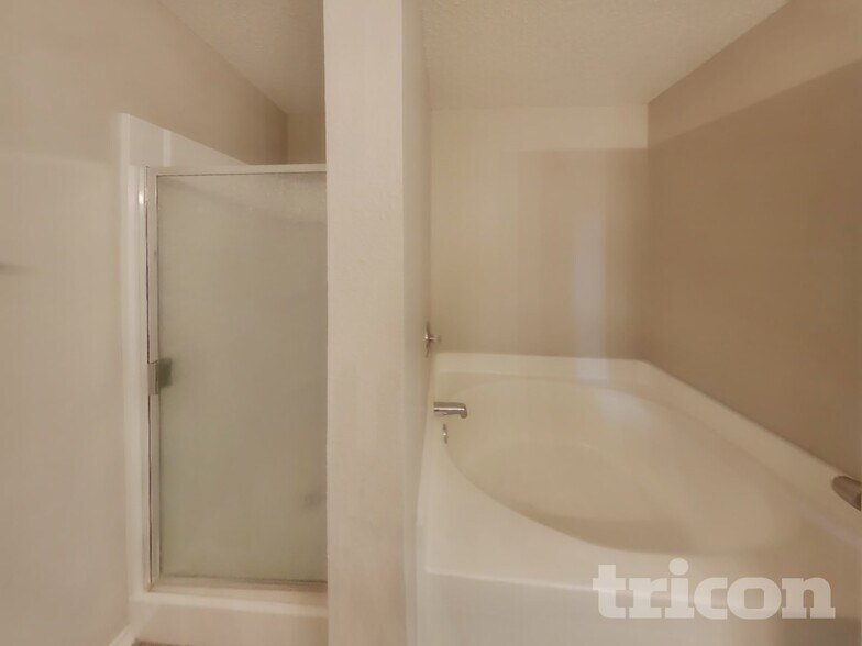 Building Photo - 5021 Village Stone Ct