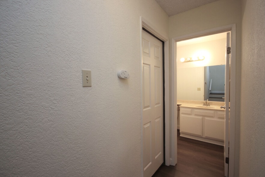 Building Photo - 416 N Bushnell Ave