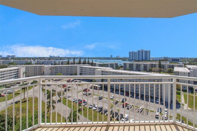 Building Photo - 18011 Biscayne Blvd