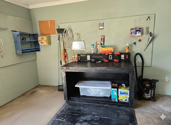 Building Photo - 319 Tegarden Rd