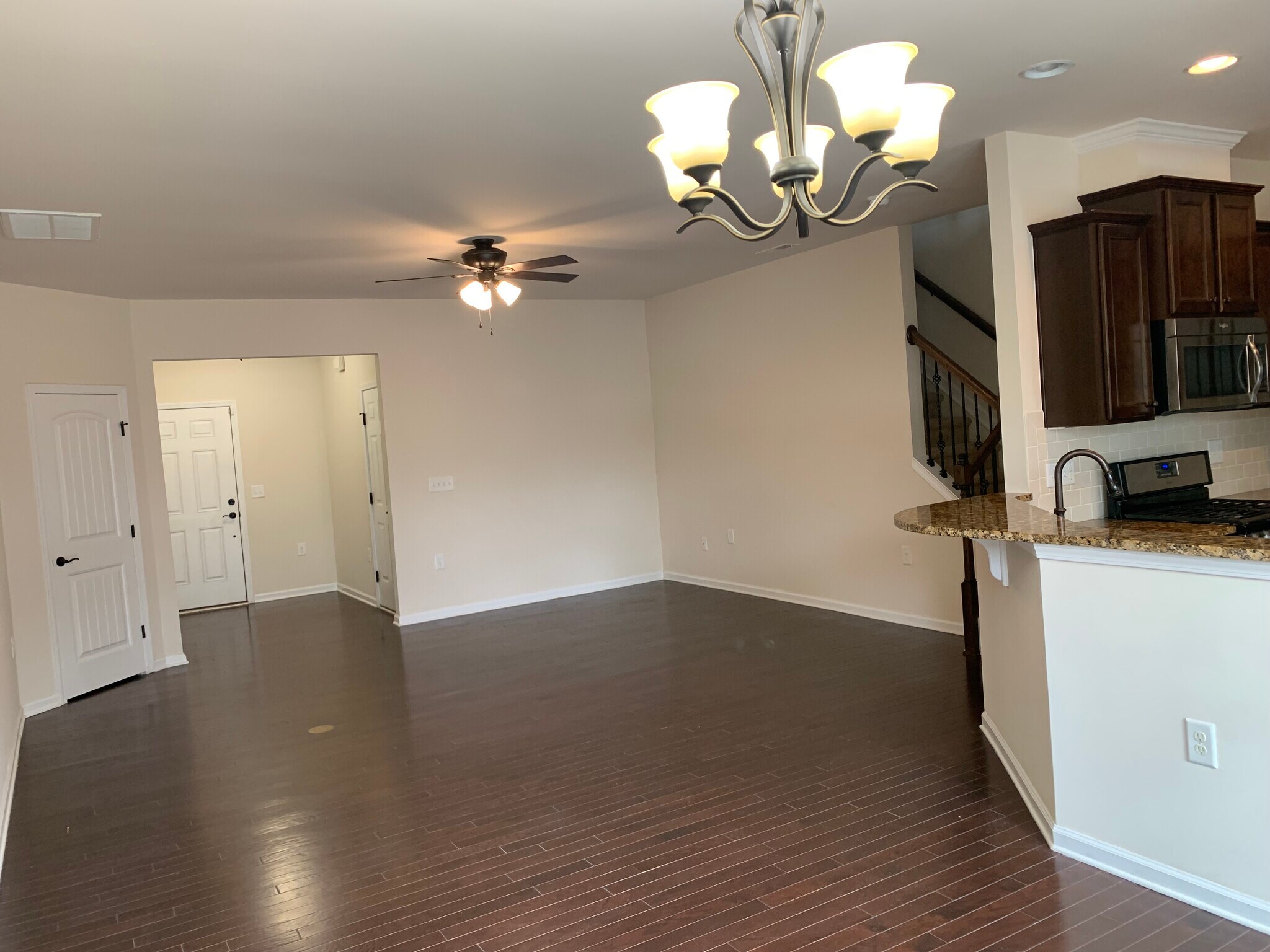 Building Photo - 628 Denhoff Dr