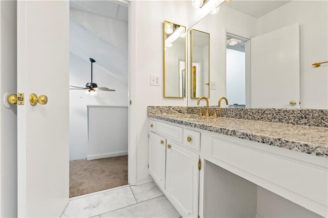 Building Photo - 2685 Meadowlawn Dr