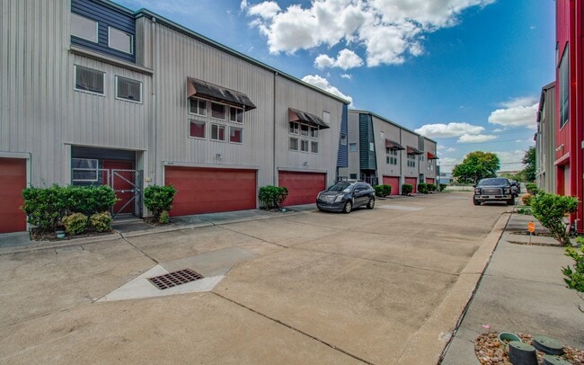 Building Photo - 3210 Yellowstone Park Dr