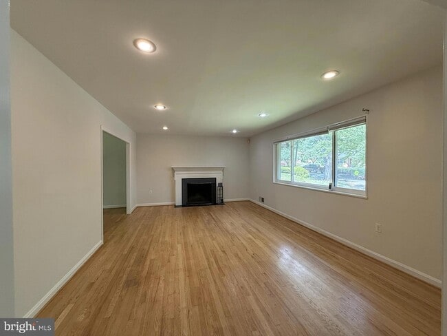 Building Photo - 9209 E Parkhill Dr