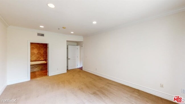 Building Photo - 2306 Fox Hills Dr