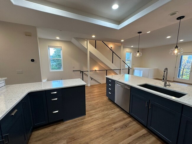 Building Photo - Application Pending - 3 Bedroom Townhouse For Rent In Hood River