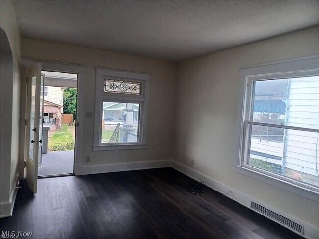 Building Photo - 112 N Portland Ave