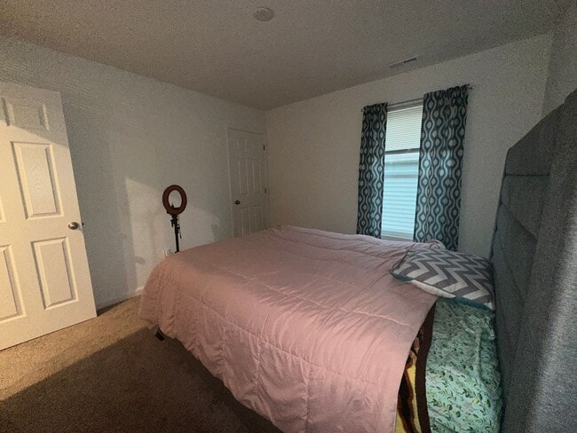 Building Photo - Available NOW - 5 bedroom, 3 full bathroom house - $2,950/month