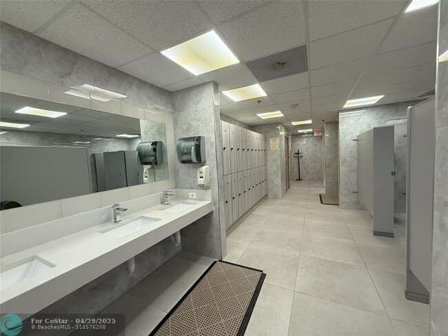 Building Photo - 4725 Lucerne Lakes Blvd