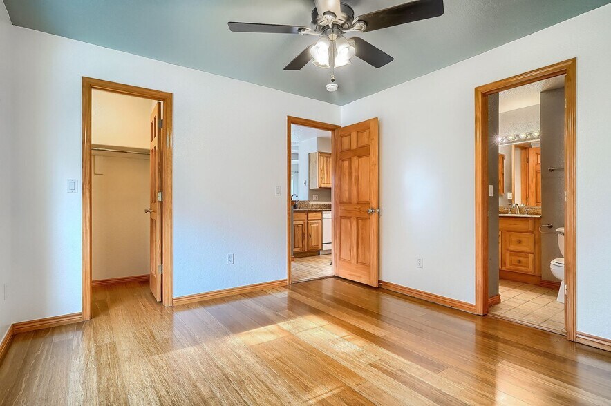 Building Photo - 8327 S Upham Way