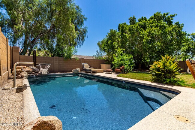 Building Photo - 10573 E Sheena Dr