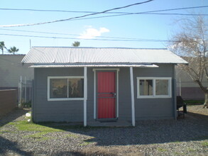 Building Photo - Phoenix 1 Bedroom Unit