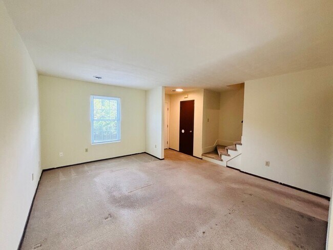 Building Photo - 2 Bedroom, 1.5 Bath Townhouse