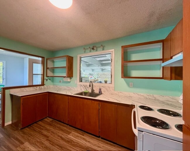 Building Photo - Charming 3 bedroom 2 bathroom House