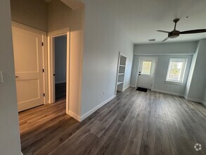 Building Photo - Newly Renovated 1-Bedroom/1-Bathroom/Den A...