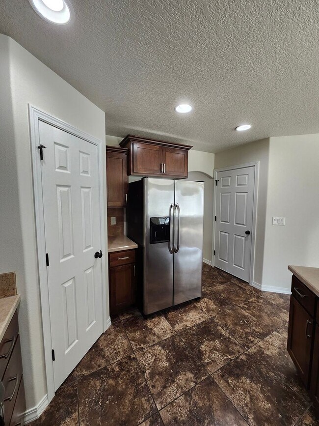 Building Photo - $700 Move-in Special! Beautiful South Richland 3 bed, 2.5 ba + Bonus Room