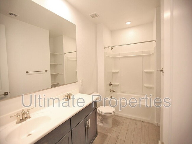 Building Photo - 12639 W Country Club Trail