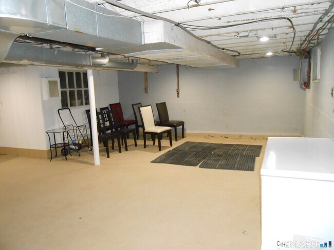 Building Photo - 240 Derby Ave